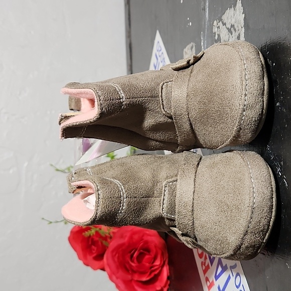 CARTERS Crib Shoes Soft Boots With Bow Detail 6-9 Months - Picture 2 of 9